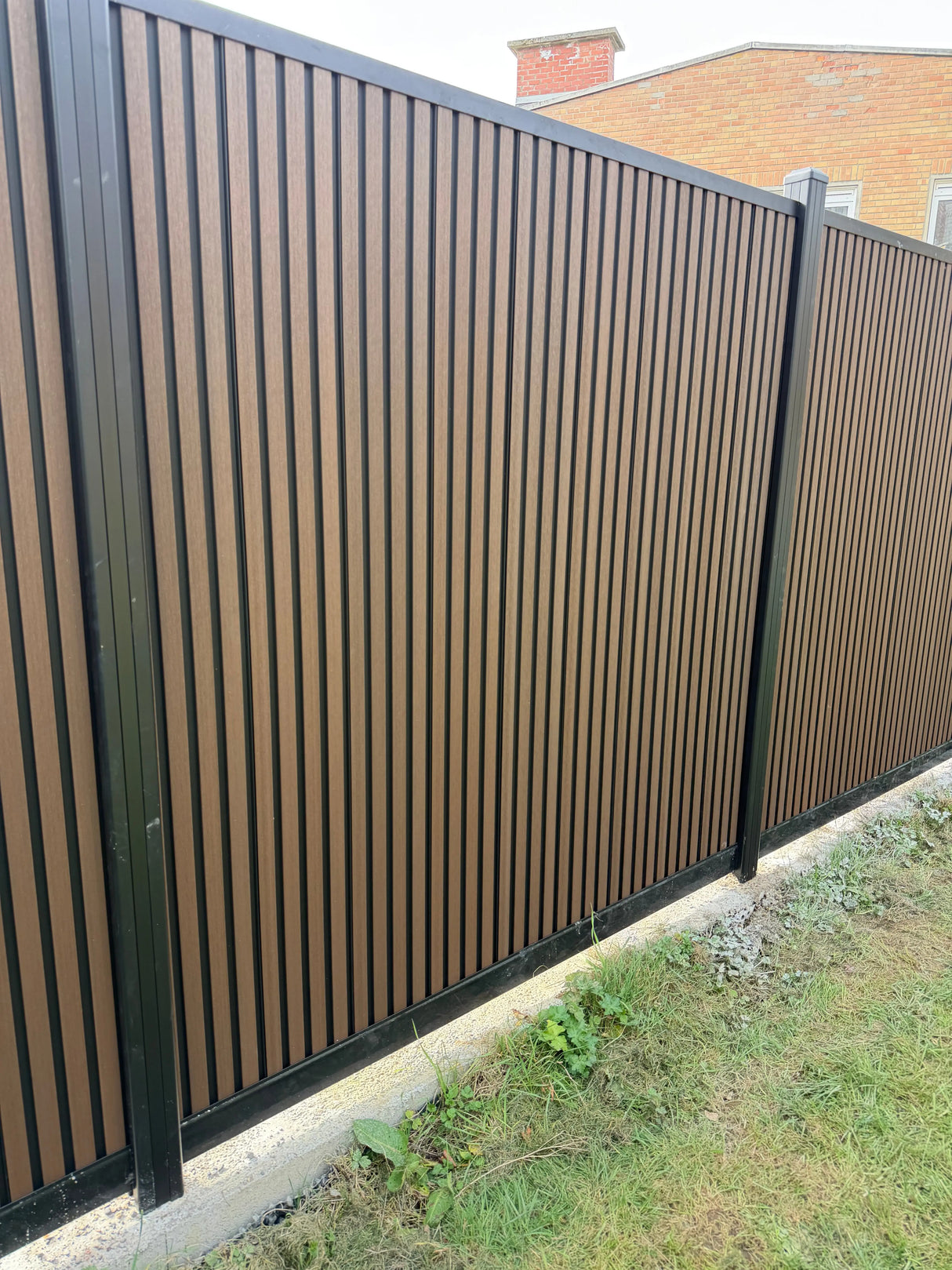 Clôture en composite WALNUT/NOIR rhombus VERTICAL Facadeck