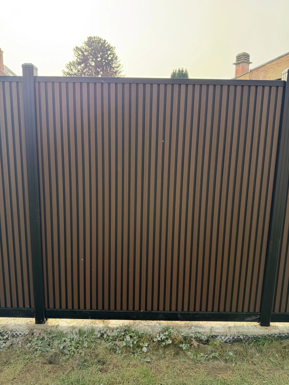 Clôture en composite WALNUT/NOIR rhombus VERTICAL Facadeck