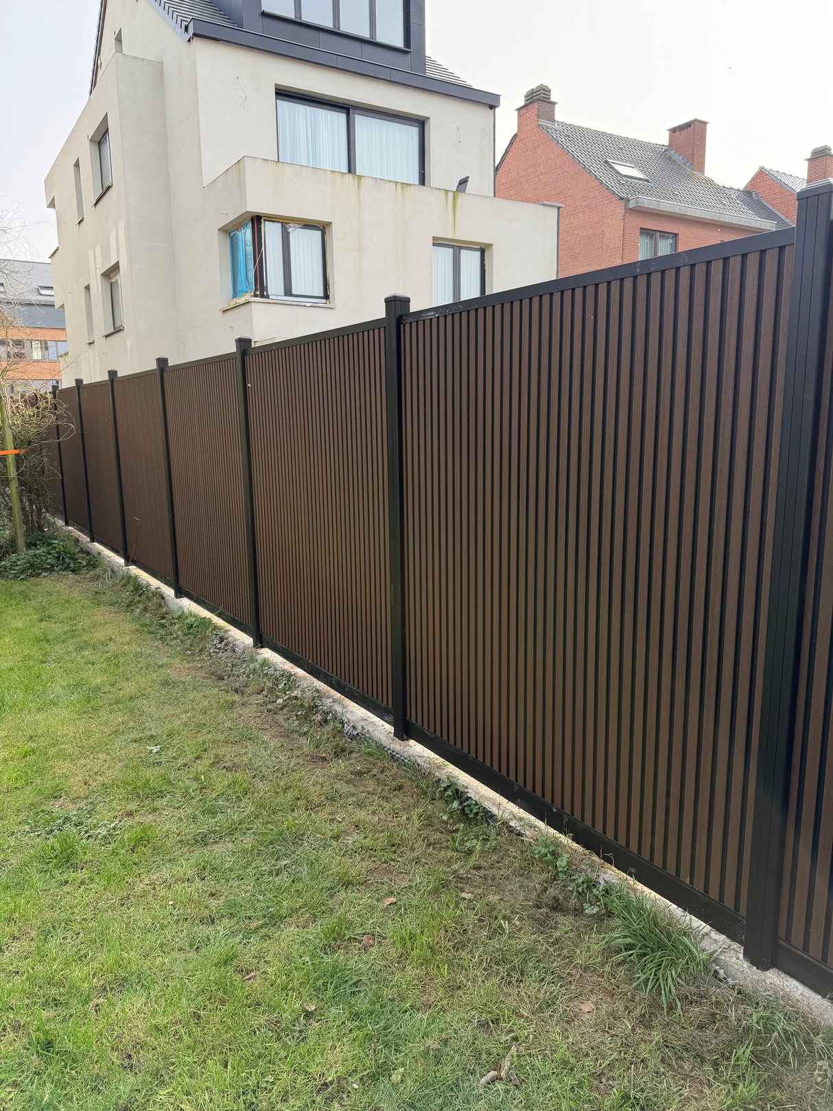 Clôture en composite WALNUT/NOIR rhombus VERICAL