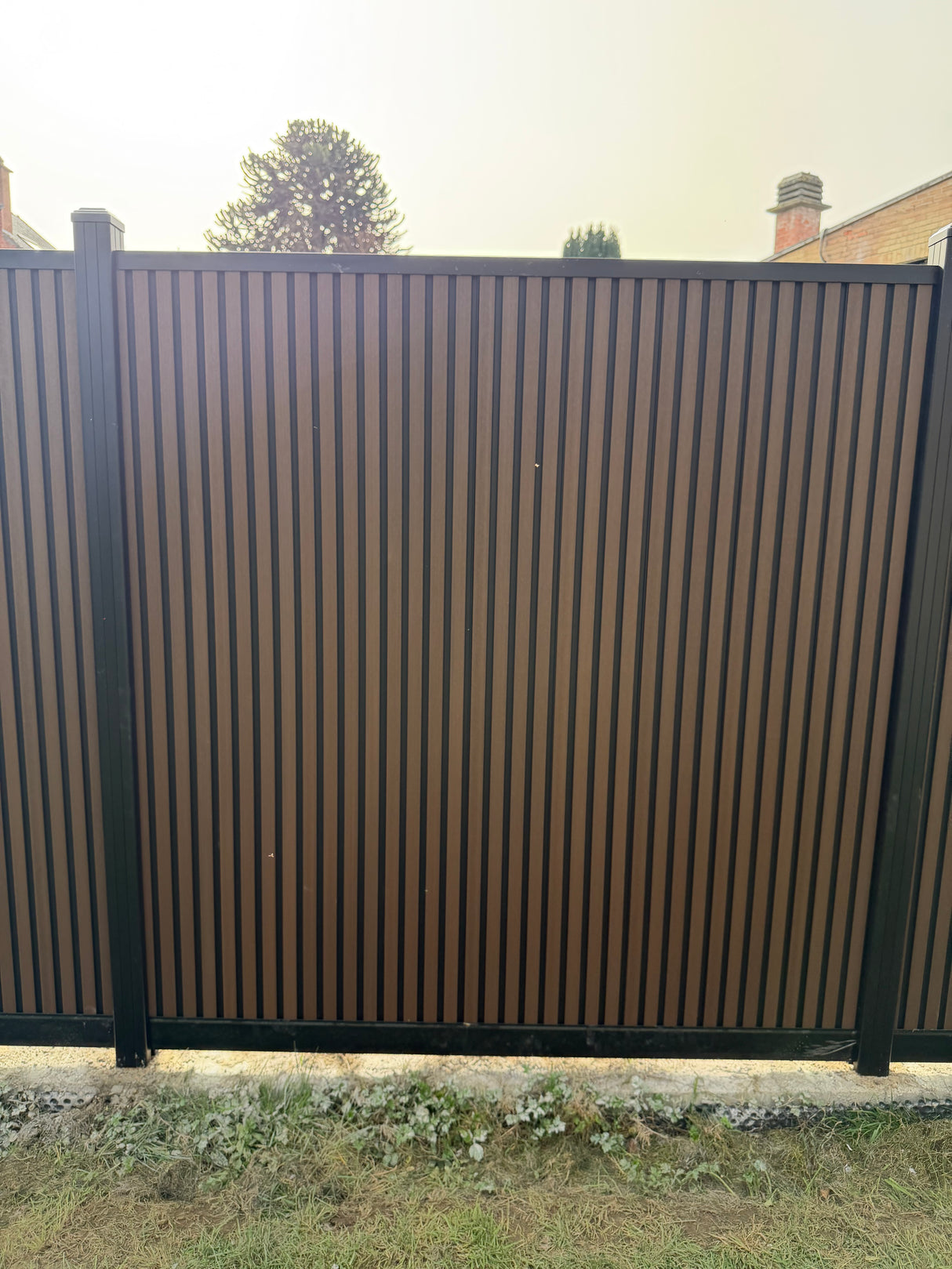 Clôture en composite WALNUT/NOIR rhombus VERICAL