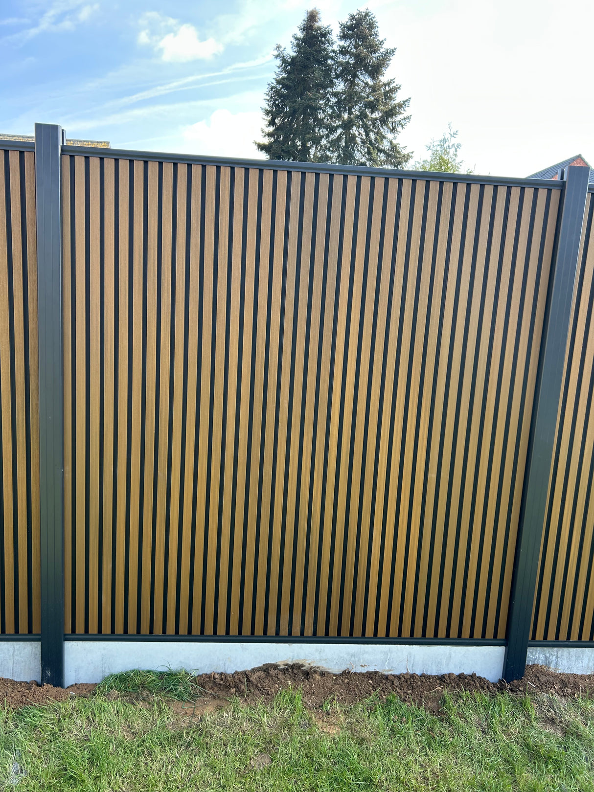 Clôture en composite TEAK/NOIR rhombus VERICAL